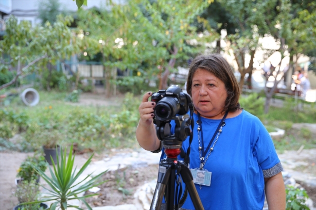Hastalarına kısa filmler hazırlamak için yönetmen koltuğuna oturdu